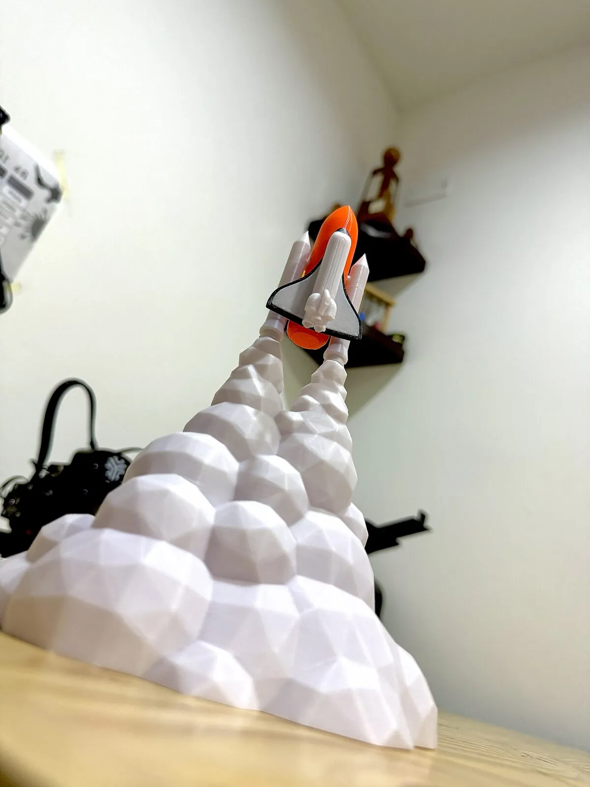 Transbordador impreso en 3D sobre una columna de humo estilizada